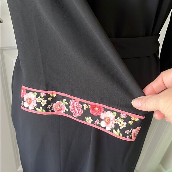 Oscar de la Renta Black and Pink Floral Robe With Belt /Pockets SZ S/M - Picture 5 of 11